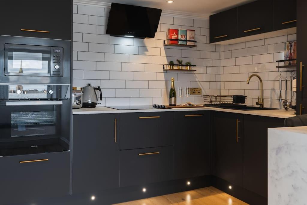 Апартаменты The West End Loft - 5* Retreat - Private Parking! Глазго Экстерьер фото