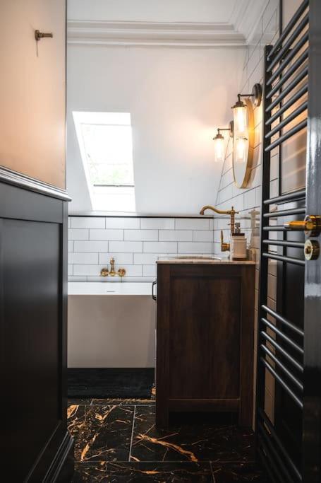 Апартаменты The West End Loft - 5* Retreat - Private Parking! Глазго Экстерьер фото